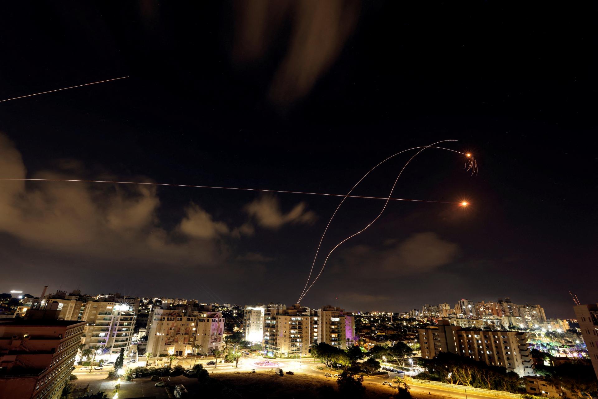Izrael čelí ostreľovaniu na severe krajiny z Libanonu a tiež zo Sýrie