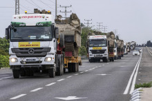 Prevoz izrealských tankov na kamiónoch neďaleko Aškeonu na juhu Izraela 9. októbra 2023. FOTO: TASR/AP