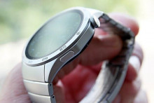 Na českom aj slovenskom trhu sa už začala predávať novinka v podobe smart hodiniek Huawei Watch GT 4. Za celkom rozumnú cenu ponúkajú prémiový dizajn aj praktické funkcie. Prezreli sme si 46mm verziu tohto modelu.

SNÍMKA: Lukáš Hron, Mobil.idnes.cz