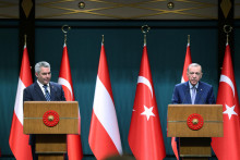 Turecký prezident Recep Tayyip Erdogan a rakúsky kancelár Karl Nehammer. FOTO: REUTERS