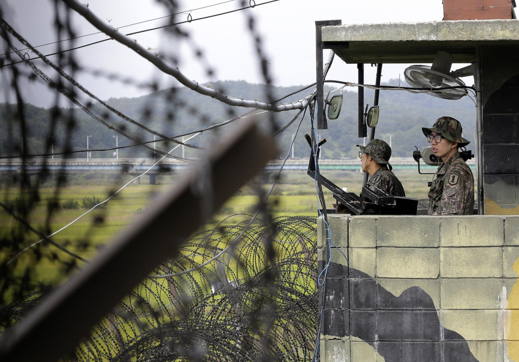 Juhokórejskí vojaci hliadkujú pri hranici v severokórejskej dedine Panmundžom, 17. septembra 2014. FOTO TASR/AP
