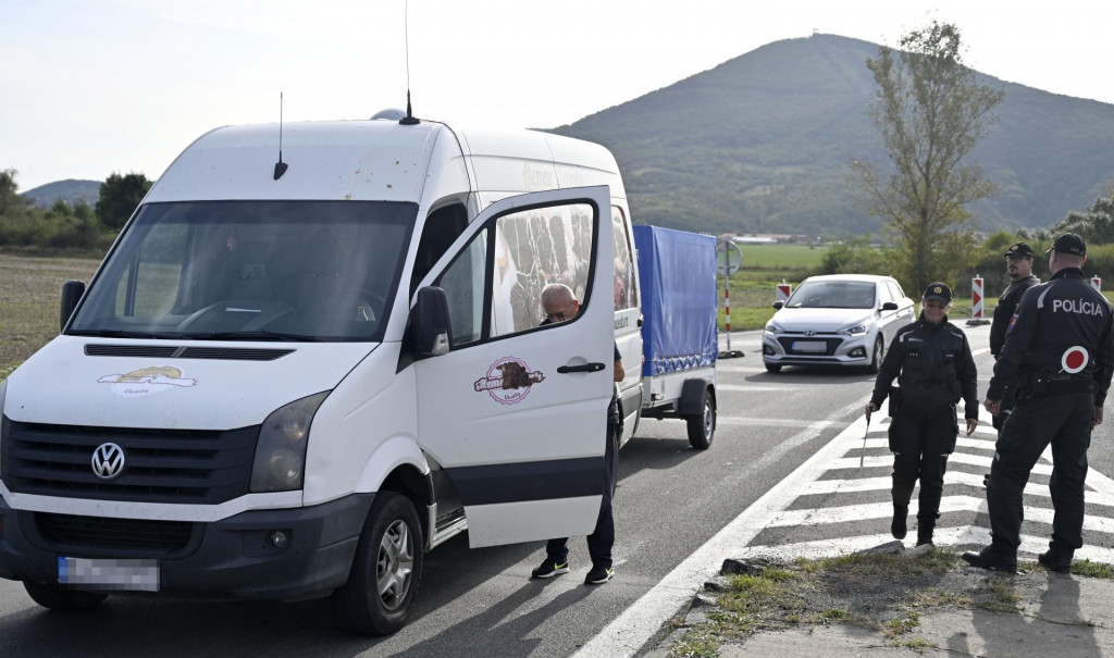 Hraničné kontroly na slovensko-maďarských. FOTO: TASR - Roman Hancc