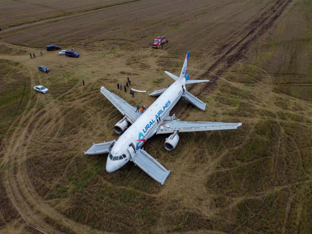 Airbus A320 ruského osobného lietadla Ural Airlines, ktoré núdzovo pristálo na poli počas letu zo Soči do Omska. FOTO: Reuters