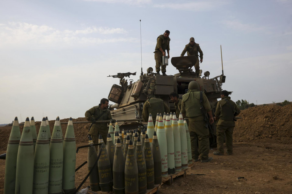Izraelskí vojaci zaujímajú svoje pozície pri izraelskej hranici s pásmom Gazy na juhu Izraela. FOTO: TASR/AP