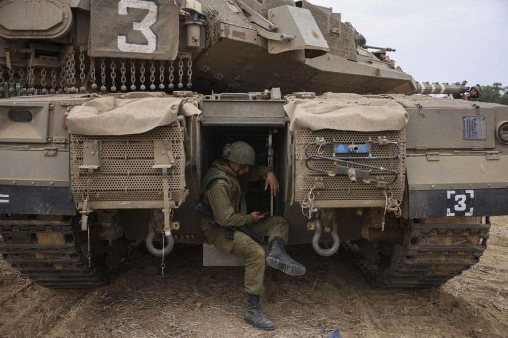 Izraelskí vojaci zaujímajú svoje pozície pri izraelskej hranici s pásmom Gazy na juhu Izraela. FOTO: TASR/AP