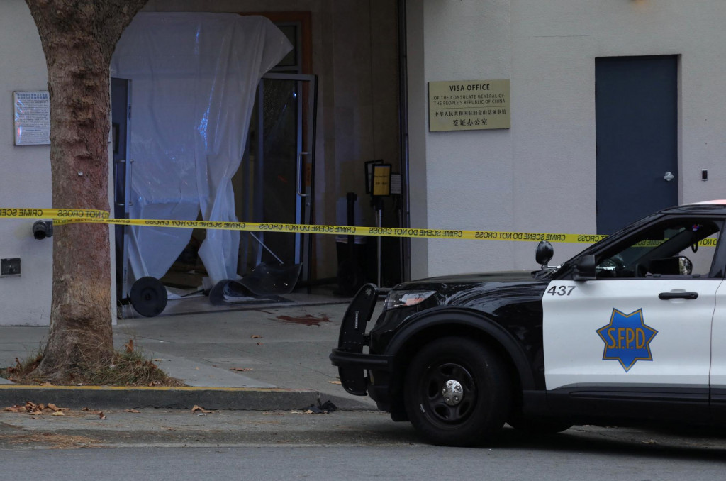 Vozidlo polície v San Franciscu je zaparkované na ulici neďaleko vízového úradu čínskeho konzulátu, kde miestne médiá informovali, že vozidlo mohlo naraziť do budovy, v San Franciscu v Kalifornii. FOTO: Reuters