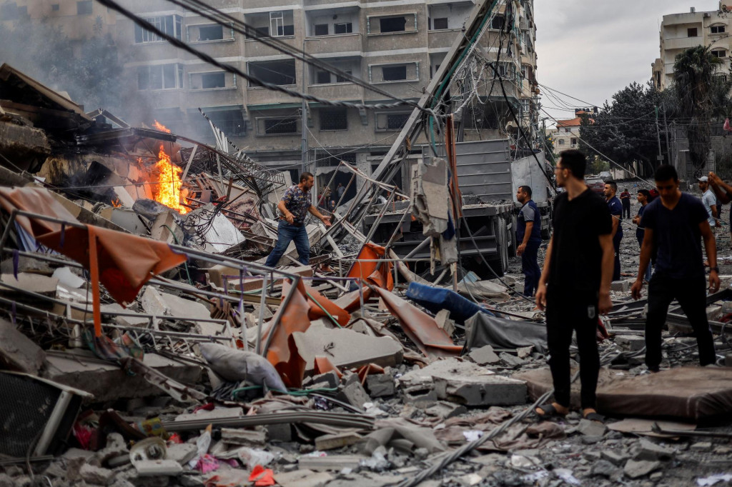 Tosky poškodenej obytnej budovy v dôsledku izraelských odvetných útokov v meste Gaza. FOTO: Reuters