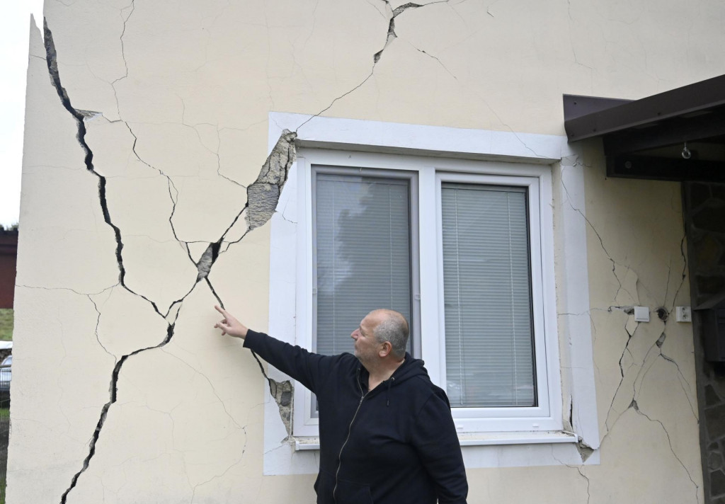 Starosta obce Baškovce Pavol Tamáš ukazuje škody na dome po zemetrasení v obci Baškovce v okrese Humenné. FOTO: TASR/Roman Hanc