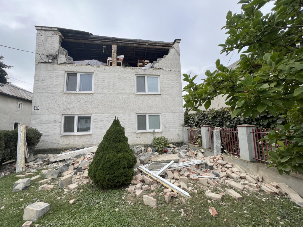 Škody na dome po zemetrasení v obci Ďapalovce v okrese Vranov nad Topľou. FOTO: TASR/Maroš Černý