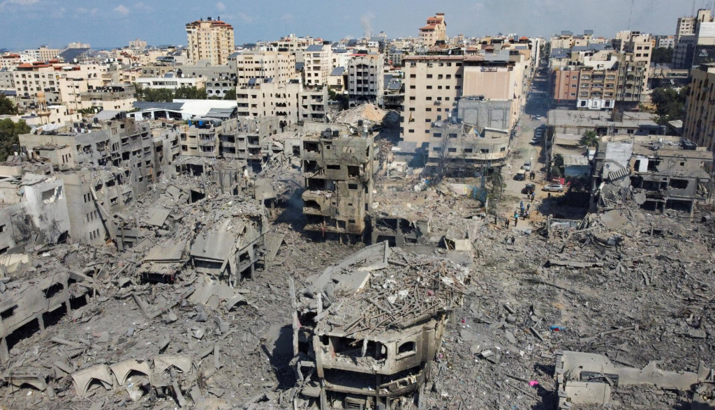 Domy a budovy zničené izraelskými útokmi v meste Gaza. FOTO: Reuters