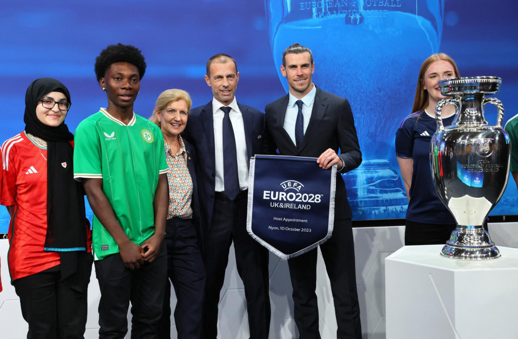 Prezident UEFA Aleksander Ceferin a britsko-írsky veľvyslanec Gareth Bale. FOTO: Reuters