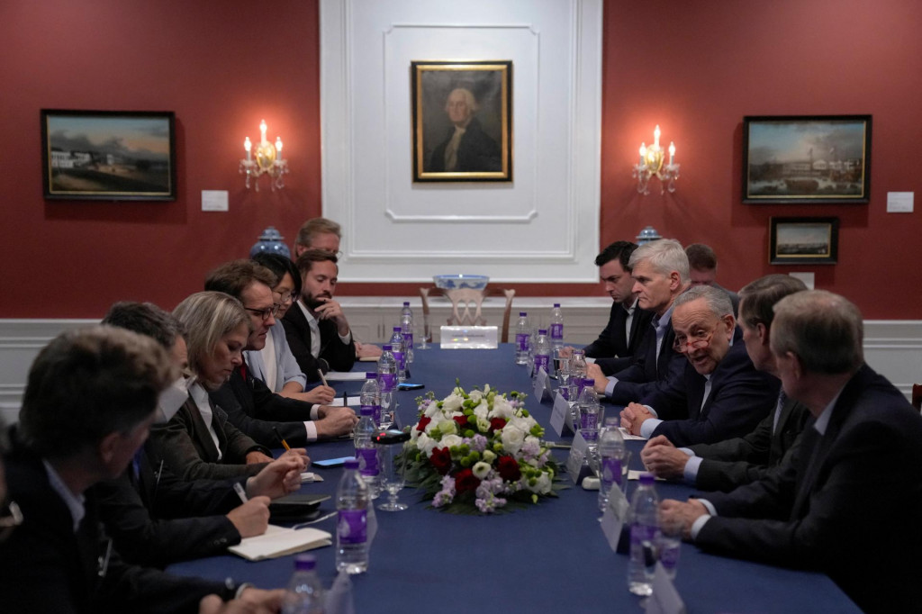 Líder demokratickej väčšiny v americkom Senáte Chuck Schumer a jeho delegáciou počas rokovaní v Pekingu. FOTO: Reuters