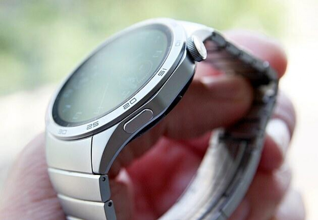Na českom aj slovenskom trhu sa už začala predávať novinka v podobe smart hodiniek Huawei Watch GT 4. Za celkom rozumnú cenu ponúkajú prémiový dizajn aj praktické funkcie. Prezreli sme si 46mm verziu tohto modelu.

SNÍMKA: Lukáš Hron, Mobil.idnes.cz