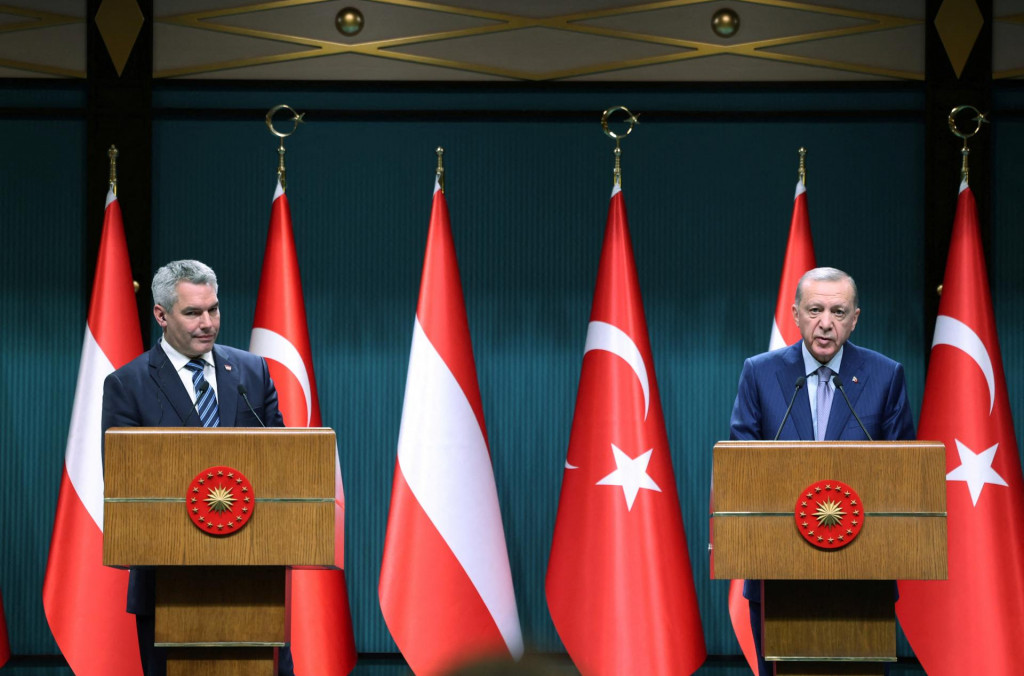 Turecký prezident Recep Tayyip Erdogan a rakúsky kancelár Karl Nehammer. FOTO: REUTERS