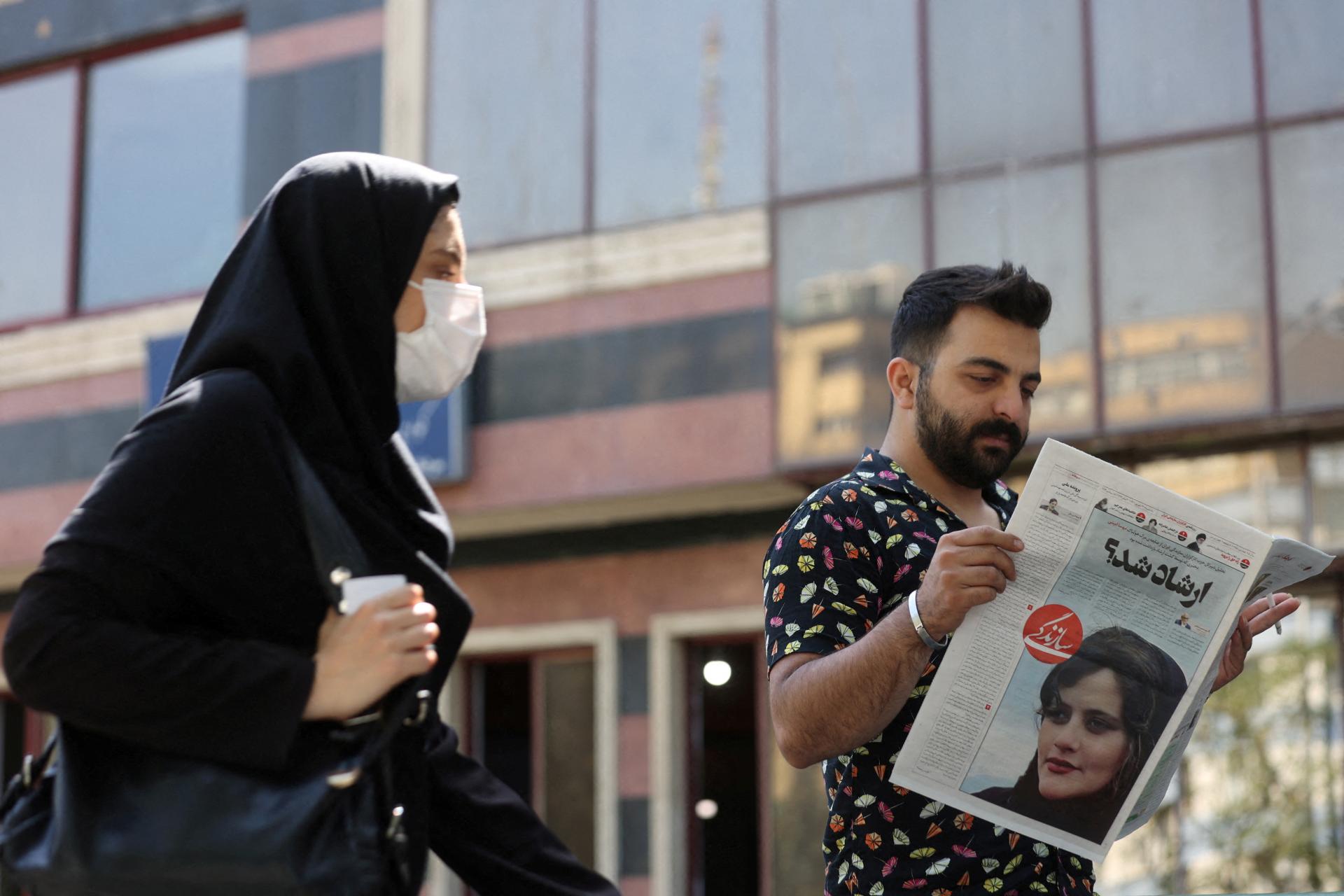 Zdravotný stav tínedžerky z Iránu, ktorá je po údajnom útoku policajtiek za oblečenie v kóme, sa zhoršil
