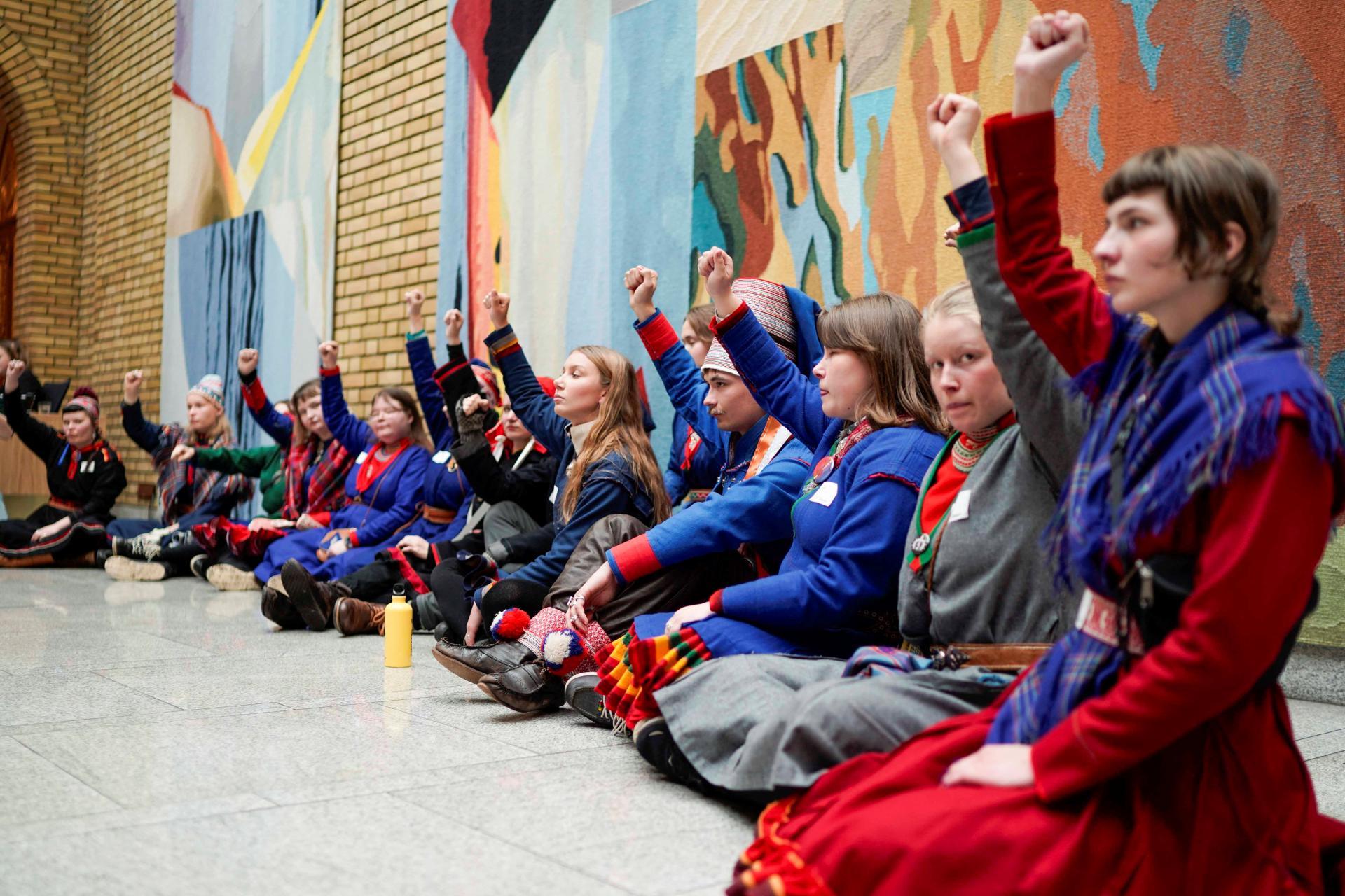 Sámski aktivisti v Osle opäť protestujú proti veterným turbínam