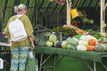 Zákaznička si vyberá zeleninu na trhu v nemeckom meste Gelsenkirchen. FOTO: TASR/AP