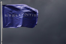 Vlajka s logom Stellantisu vo Francúzsku. FOTO: REUTERS
