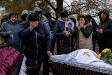 Rodina a príbuzní smútia pri rakvách Iryny Kharbakovej a Oleksandra Chodaka, ktorí zahynuli pri ruskom raketovom útoku na dedinu Hroza. FOTO: Reuters