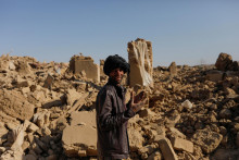 Sutiny domu po nedávnom zemetrasení v Afganistane. FOTO: Reuters