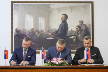 Peter Pellegrini, Robert Fico a Andrej Danko podpísali Memorandum o porozumení.