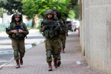 Hliadkujúci izraelskí vojaci. FOTO: Reuters