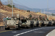 Izraelské tanky pri libanonskej hranici. FOTO: Reuters
