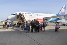 Slovenskí občania vystupujú z vládneho špeciálu, ktorý priletel z Izraela na letisko M.R. Štefánika v Bratislave v stredu 11. októbra 2023. FOTO: TASR/ Pavel Neubauer