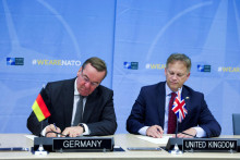 Nemecký minister obrany Boris Pistorius a minister obrany Spojeného kráľovstva Grant Shapps. FOTO: Reuters