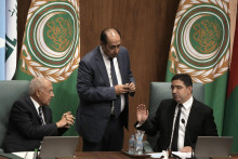 Predseda Ligy Arabských štátov Ahmed Abúl Gheit (vľavo) a jeho námestník Hossam Zaki (uprostred). FOTO: TASR/AP