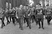 S nástupom normalizácie a najmä po výmene vedenia komunistickej strany, prestala byť otázka odsunu sovietskych vojsk z Československa aktuálna. Legitimitu ich pobytu dodávali aj návštevy najvyšších politických predstaviteľov vo vojenských posádkach, ako v tomto prípade Gustáva Husáka a prezidenta Ludvíka Svobodu v stredočeských Miloviciach v máji 1969.
