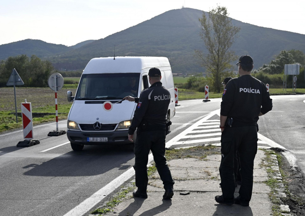 Kontrola na slovensko-maďarských hraniciach. FOTO: TASR/Roman Hanc