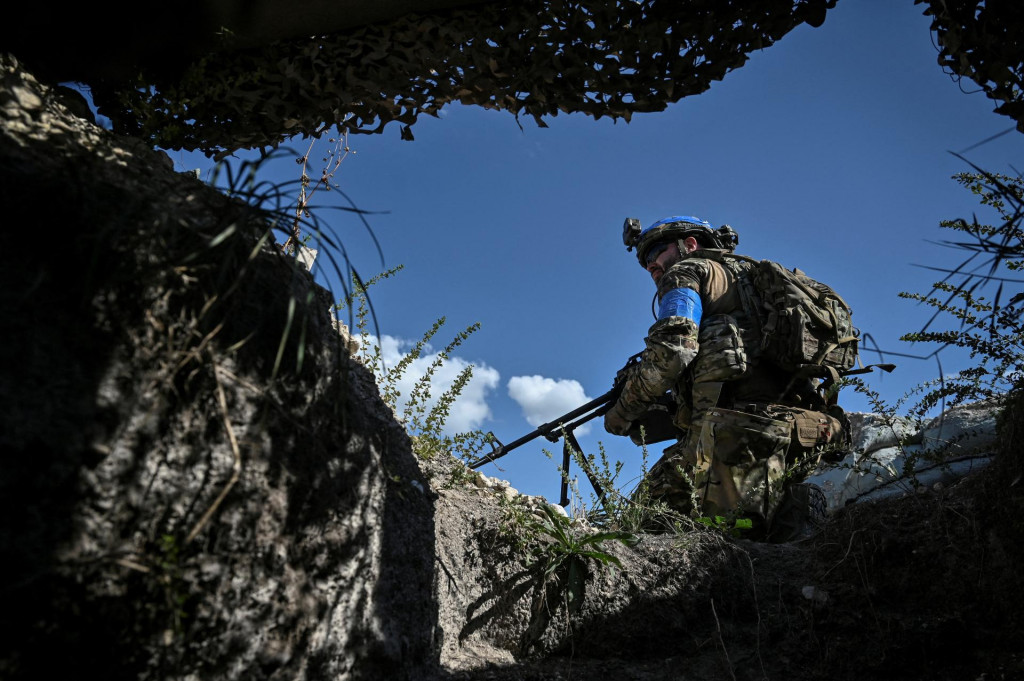 Ukrajinský vojak vykonáva prieskumnú misiu uprostred ruského útoku na Ukrajinu neďaleko Bakhmutu. FOTO: Reuters