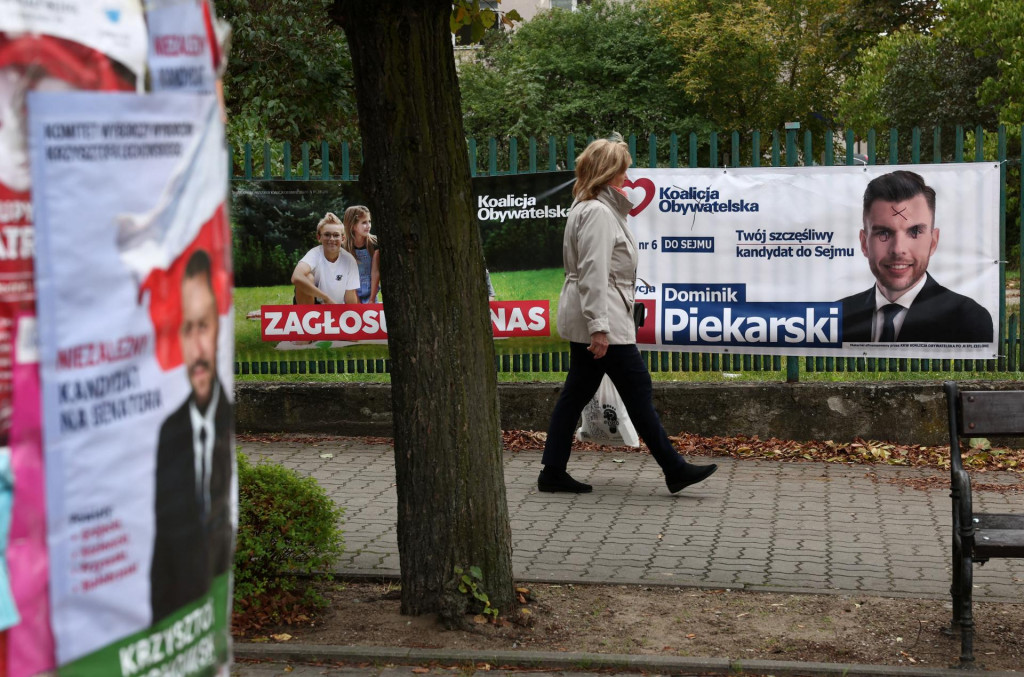 Volebné plagáty vystavené na plote v poľskom Bialobrzegi. FOTO: Reuters