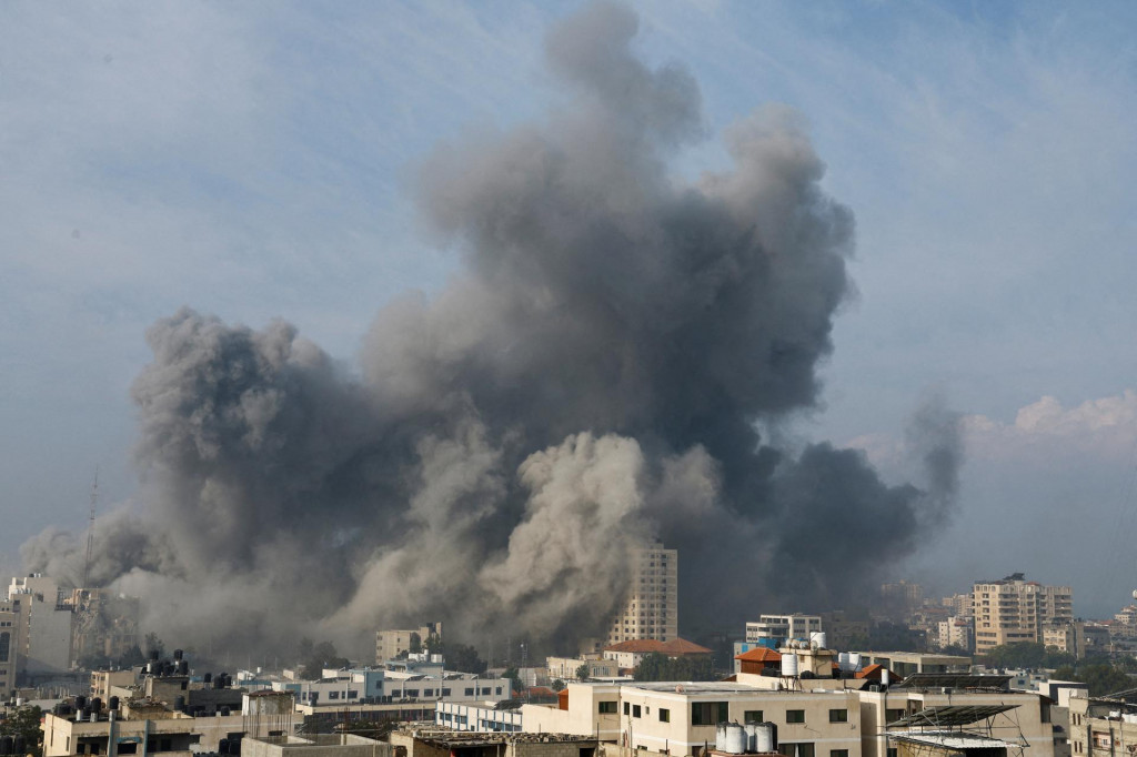 Dym sa zdvýha po izraelských útokoch v meste Gaza. FOTO: Reuters