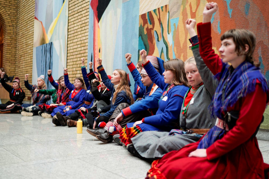 Aktivisti demonštrujú vo vnútri nórskeho parlamentu. FOTO: Reuters