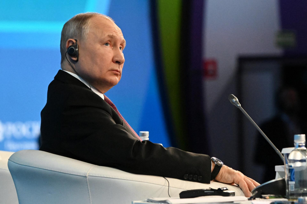 Ruský prezident Vladimir Putin na plenárnom zasadnutí medzinárodného fóra Ruský energetický týždeň 2023 v centrálnej výstavnej sieni Manéž v ruskej Moskve. FOTO: REUTERS
