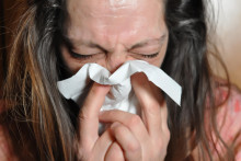Ľudia pociťujú dlhé prechladnutia po infekciách dýchacích ciest, ktoré sú negatívne testované na covid.