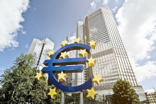 Pred budovou pôvodnej centrály ECB vo Frankfurte nad Mohanom dodnes stojí znak spoločnej euromeny. FOTO: REUTERS
