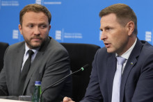 Šéf estónskej diplomacie Margus Tsahkna (vľavo) estónsky minister obrany Hanno Pevkur. FOTO: TASR/AP
