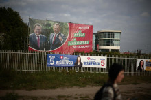 Predvolebné plagáty v poľskej Lodži. FOTO: Reuters