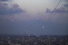 Rakety vystrelené z pásma Gazy na Izrael. FOTO: TASR/AP