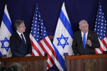 Americký minister zahraničných vecí Antony Blinken (vľavo) a izraelský premiér Benjamin Netanjahu počas ich spoločného vyhlásenia po ich stretnutí v Tel Avive. FOTO: TASR/AP