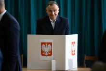 Poľský prezident Andrzej Duda vo volebnej miestnosti. FOTO: REUTERS