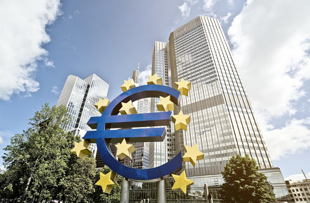 Pred budovou pôvodnej centrály ECB vo Frankfurte nad Mohanom dodnes stojí znak spoločnej euromeny. FOTO: REUTERS