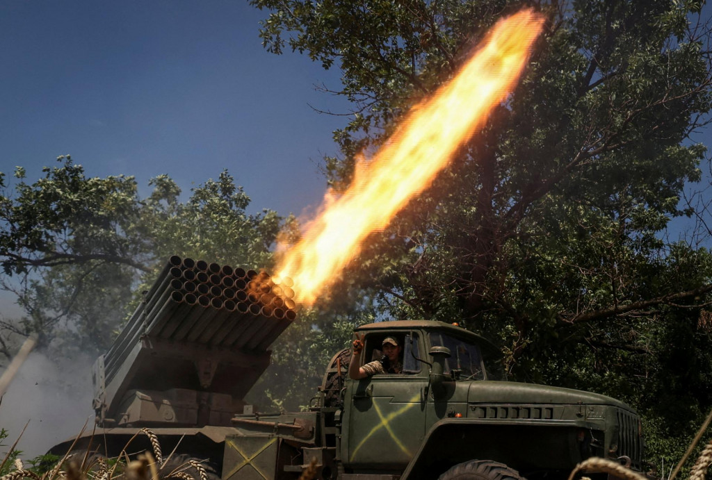 Ukrajinskí príslušníci 59. samostatnej motorizovanej pešej brigády ozbrojených síl Ukrajiny vystrelili z viacnásobného raketového systému BM-21 Grad na ruské jednotky neďaleko mesta Avdiivka. FOTO: Reuters