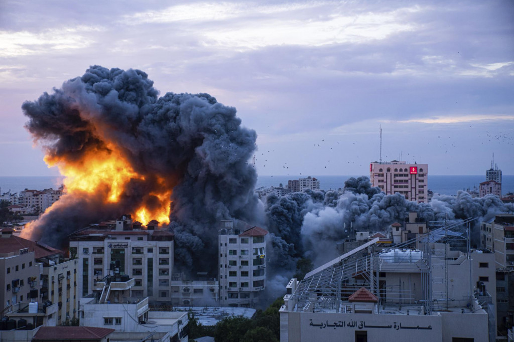 Plamene a dym stúpajú po izraelskom leteckom útoku na Gazu. FOTO: TASR/AP