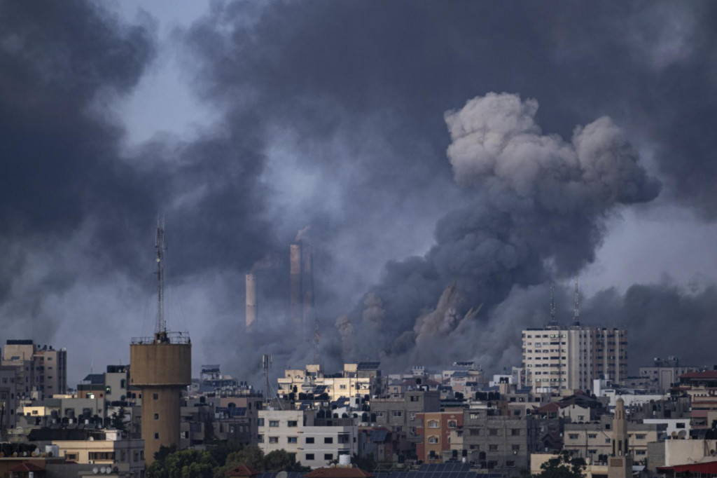 Dym stúpa pri explózii po izraelskom leteckom útoku v Gaze. FOTO: TASR/AP