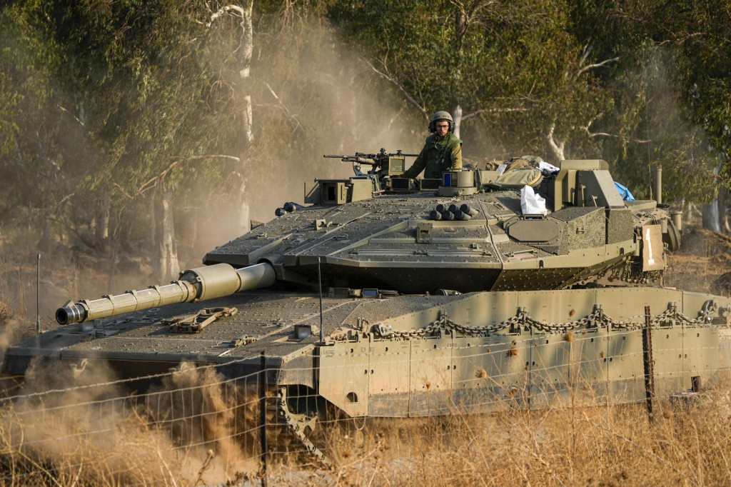 Izraelskí vojaci jazdia na tanku neďaleko hraníc s Libanonom. FOTO: TASR/AP


