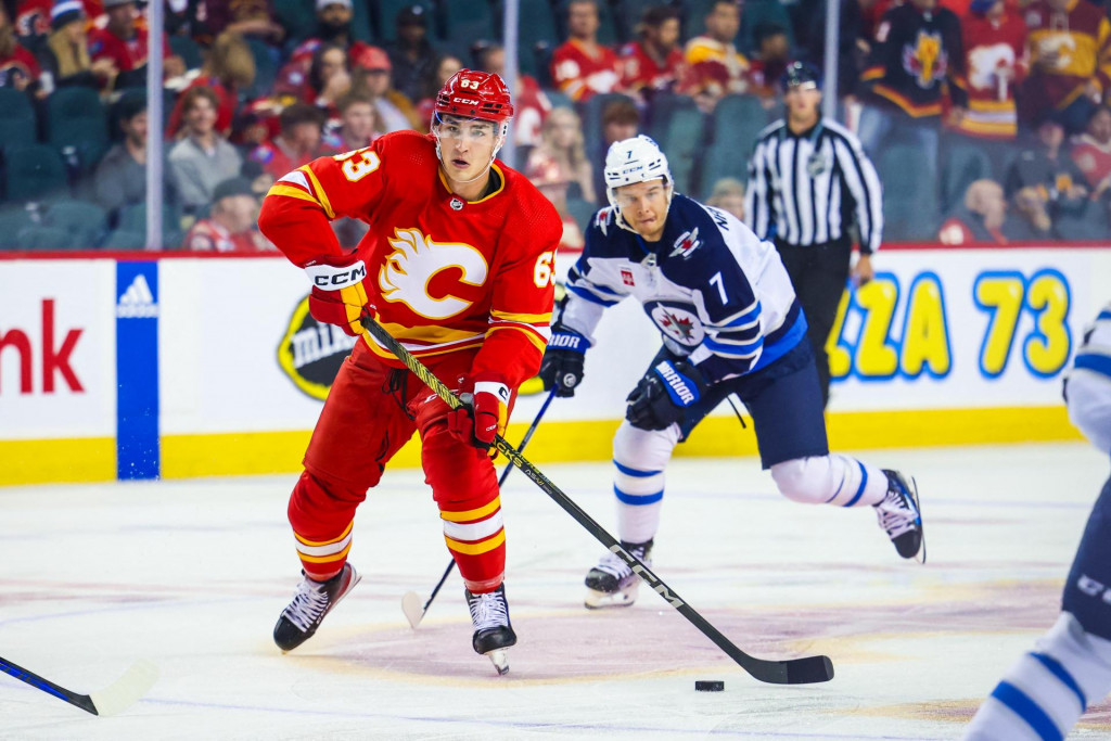 Adam Ružička kontroluje puk proti Winnipeg Jets počas druhej tretiny v aréne Scotiabank Saddledome. FOTO: USA TODAY/Sergei Belski